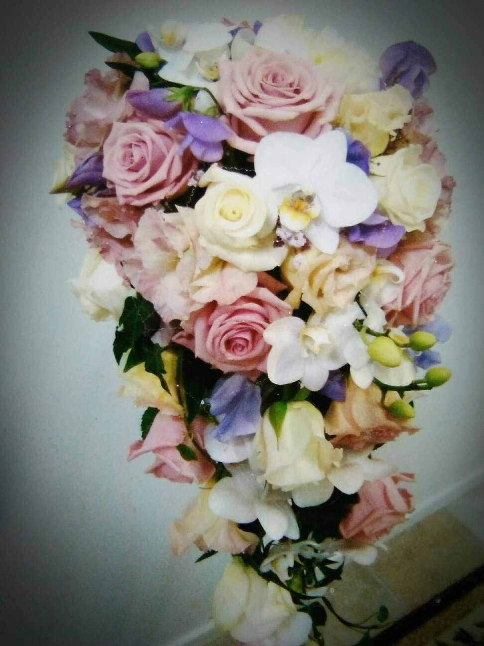 Brudbukett gjord av He,strands blomtjänst