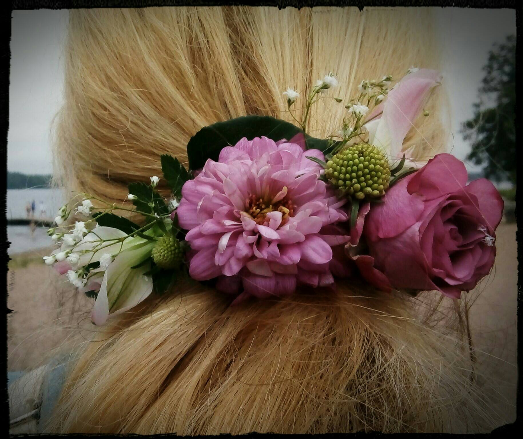 artistisk harsmycke av färska blommor